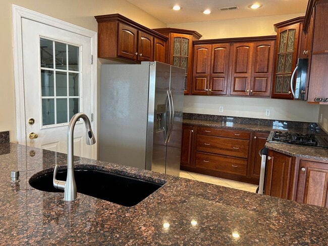 Building Photo - 3 or 4 Bedroom / 2 Bath Home   Kingsport TN