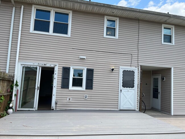 Building Photo - 2 bed/1 bath townhouse located in the Boro...