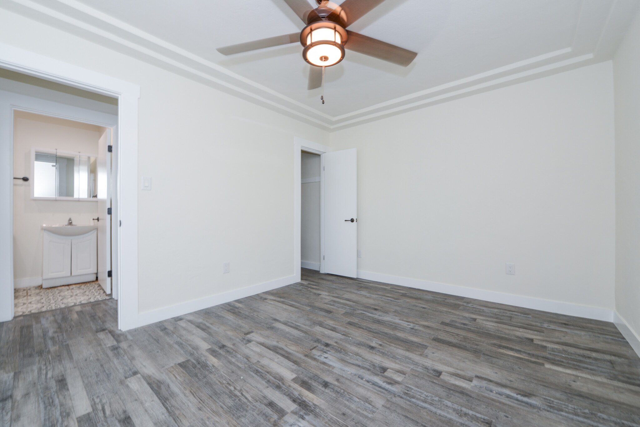 Building Photo - 520 W 82nd St