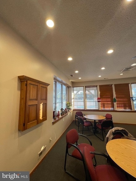 Building Photo - 5207A Adelaide Dr