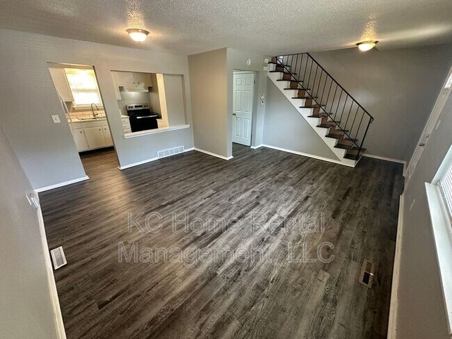 Building Photo - 212 N Oak Dr