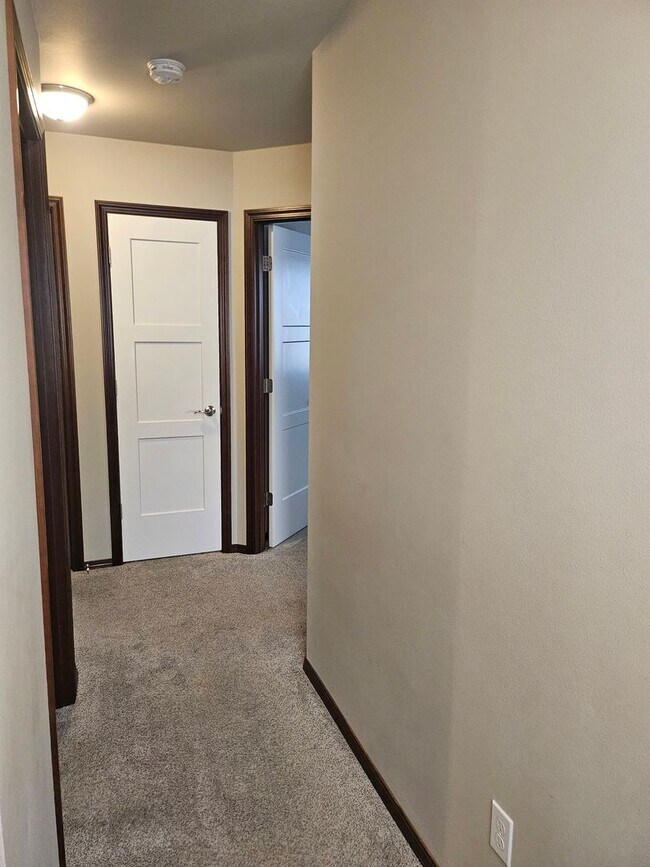 Building Photo - 3 Bedroom, 2.5 Bath House w/ fully fenced yard.