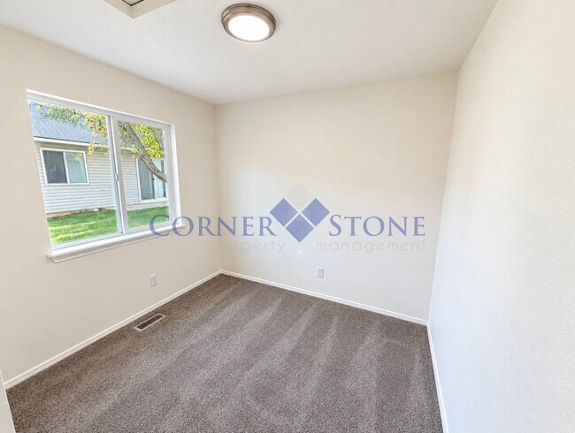 Building Photo - 807 E Cottage Ave