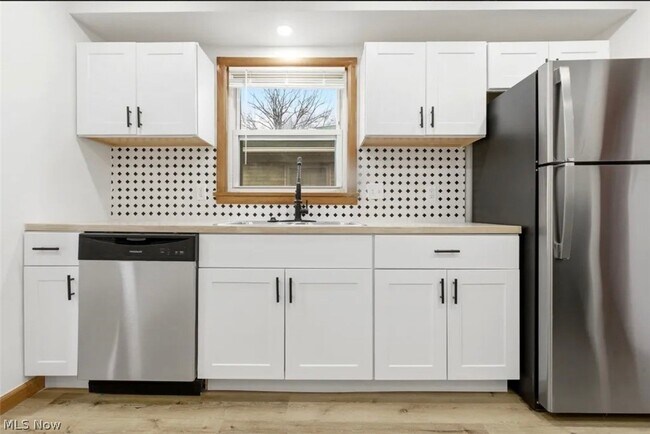 Building Photo - 4422 E 141st St