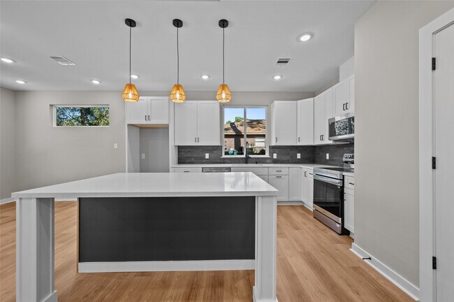 Building Photo - 28411 Champion Oaks Dr