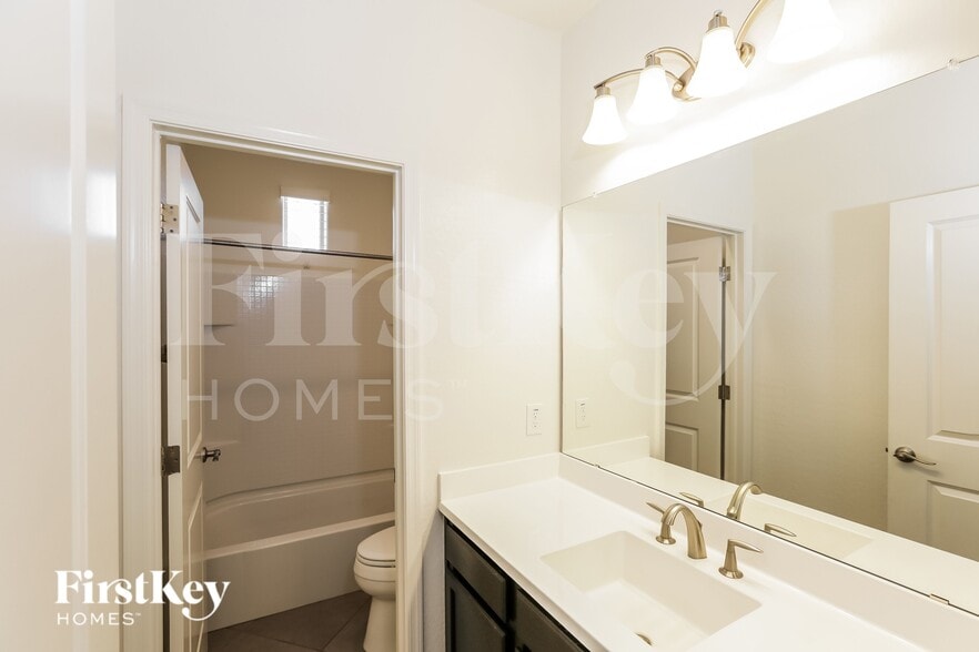 Building Photo - 22464 Via Del Oro