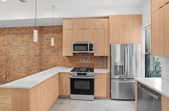 Building Photo - 233.5 Summit Ave