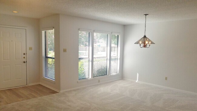 Building Photo - Spacious, Remodeled Duplex Unit Near Hulen...