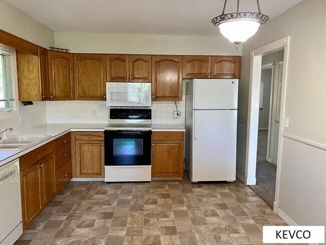 Building Photo - Wonderful Home in Campus West!