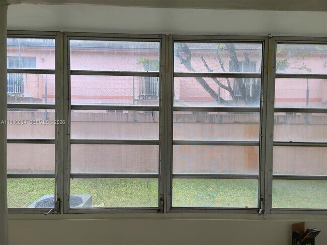 Building Photo - 140 Royal Palm Rd