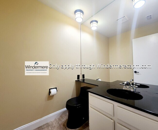 Building Photo - Gorgeous Campus Commons Home Available Now!