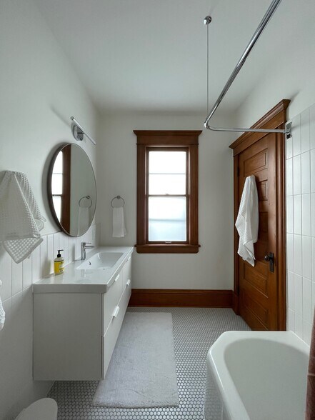 Building Photo - 2221 26th Ave S