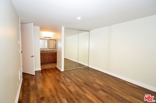 Building Photo - 5950 Canterbury Dr