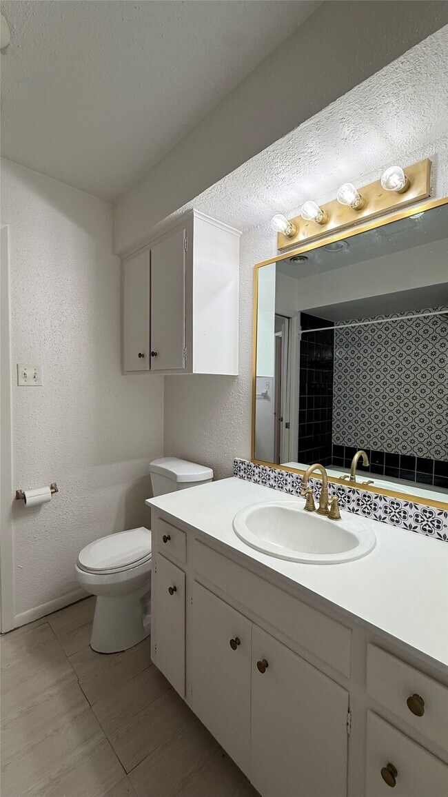 Building Photo - 2744 Briarhurst Dr