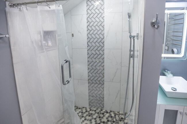 Building Photo - 5464 Daniel Ray Dr