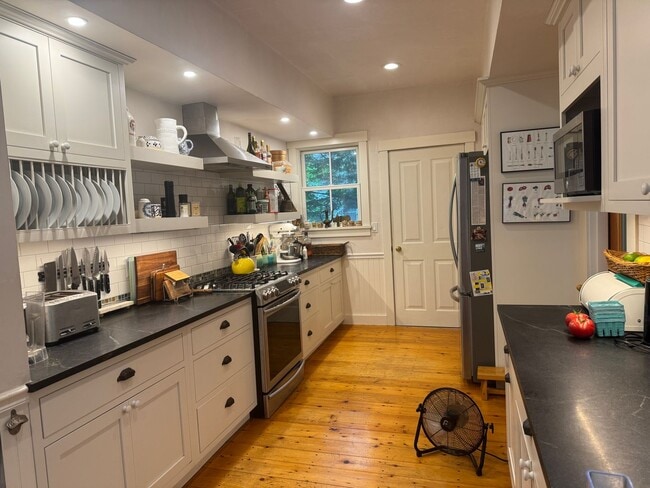 Building Photo - Short term- 3 Bedroom just two blocks from Main Street