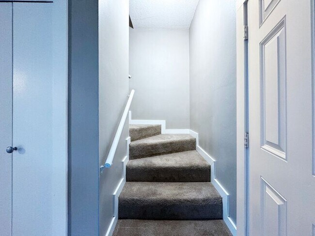 Building Photo - 1117-B W 6th Ave