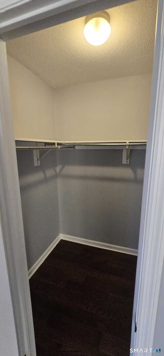 Building Photo - 925 Oronoke Rd