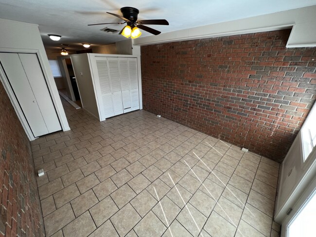 Building Photo - 171 Hutton St
