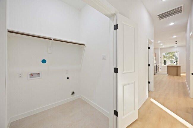 Building Photo - 8110 Brandon St