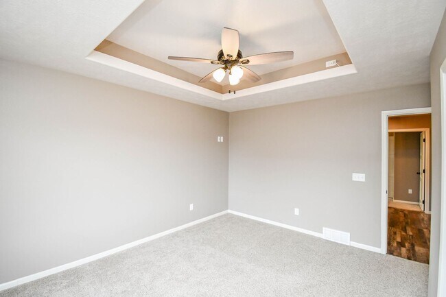 Building Photo - 5 Bedroom 3 Bathroom Single Family Home North Sioux Falls!
