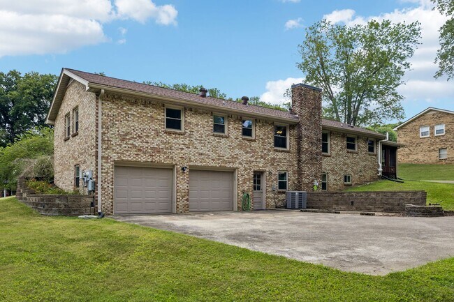 Building Photo - Pet Friendly Four Bedroom with Basement!
