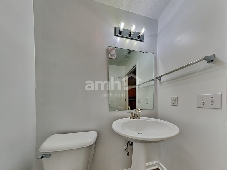 Building Photo - 551 Montgomery Dr