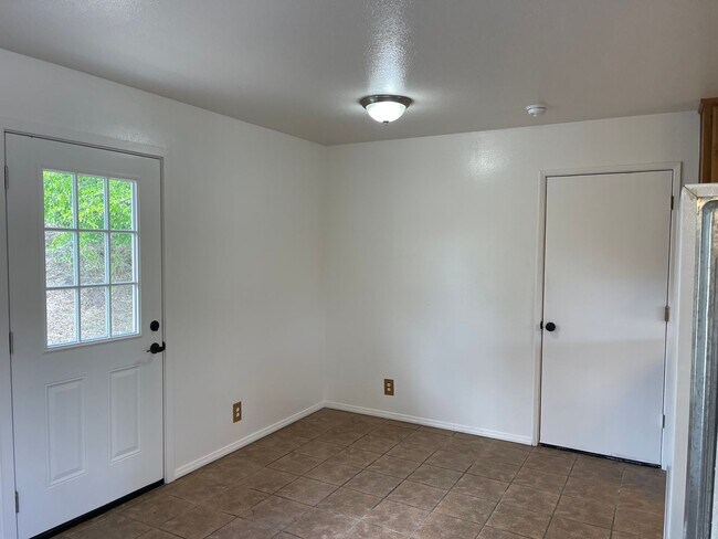 Building Photo - Fresh & Clean 3br with views