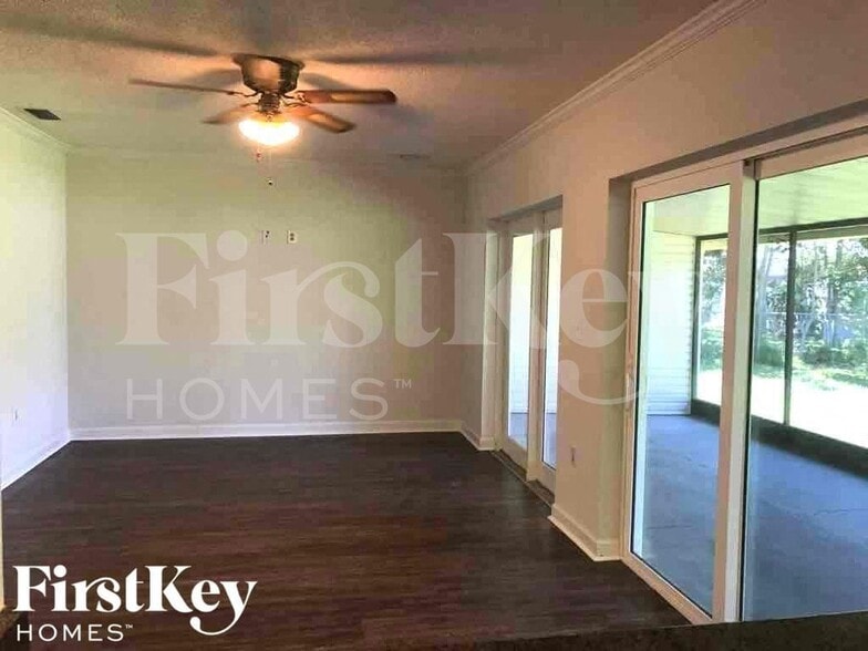 Building Photo - 833 Weeburn St