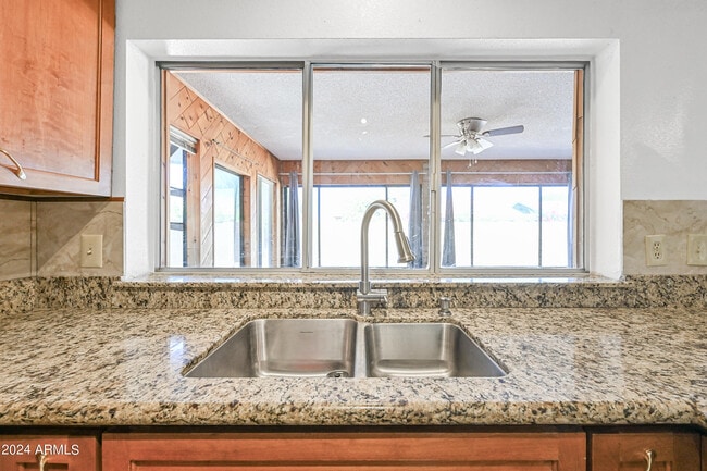 Building Photo - 2412 W Temple St