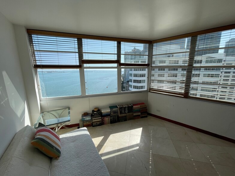 Building Photo - 801 Brickell Bay Dr