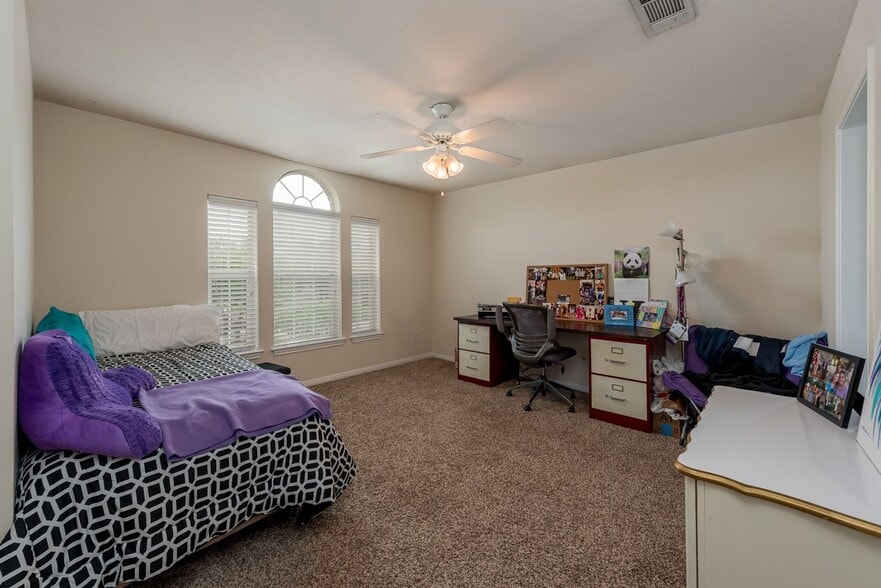 Building Photo - AUGUST PRE-LEASE Beautiful 3 Bed, 3.5 Bath Minutes from Campus!