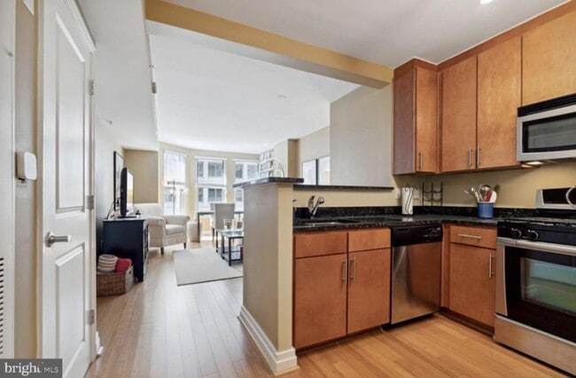 Building Photo - 915 E St NW