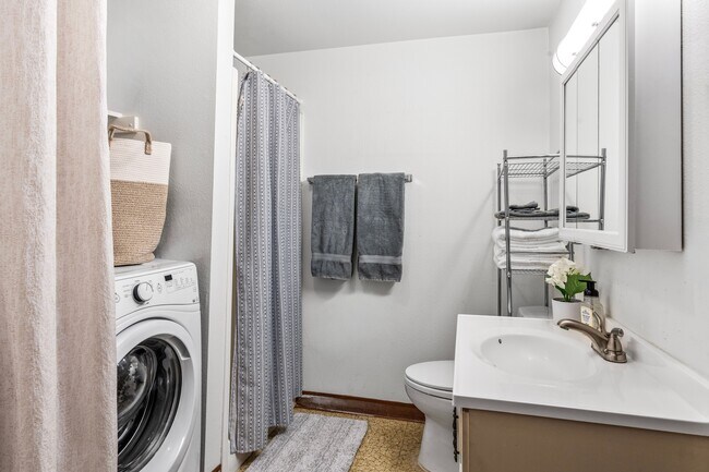 Building Photo - 814 W Bleeker St