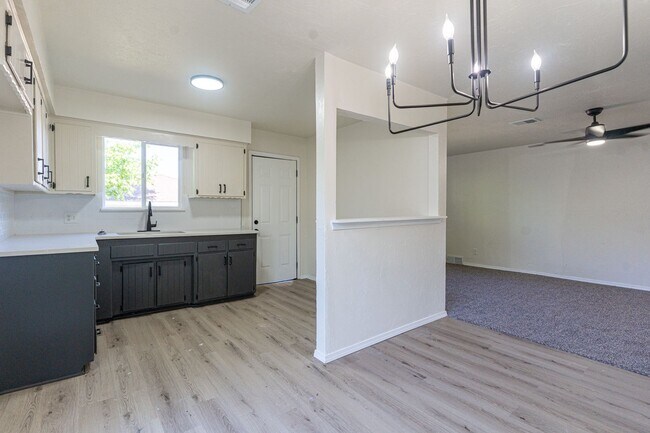 Building Photo - 4-Bed Home Available for Lease & Rent to Own!