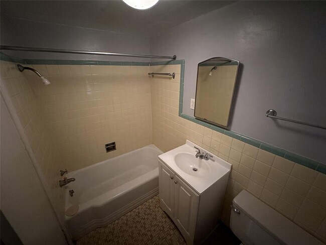 Building Photo - 1009 W 25th St