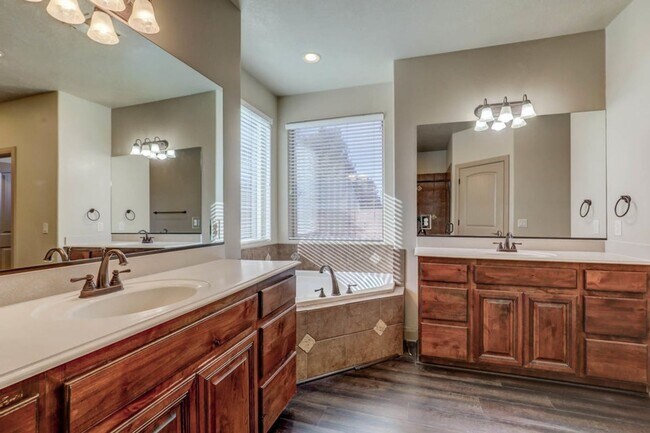 Building Photo - Beautifully Designed 5 Bedroom Home in Was...