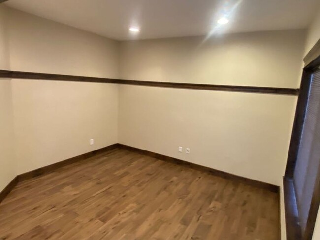 Building Photo - Deposit Moves You In! 5 Bed 4 Bath 3 Car G...