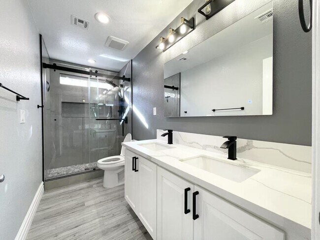 Building Photo - Welcome to a stunning 4-bedroom, 3-bath Home