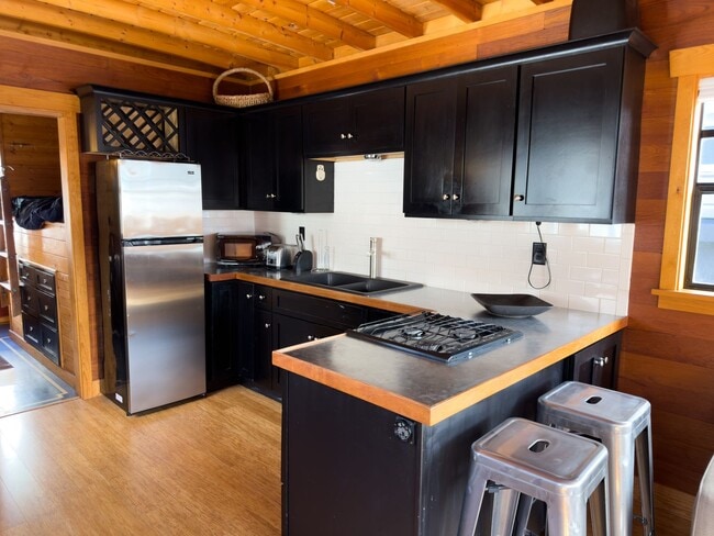 Building Photo - Floating Home on Lake Union – 1 Bed / 1 Ba...