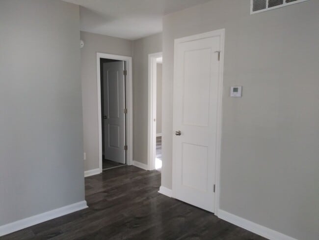 Building Photo - 3br 1.5 bath, NEWLY RENOVATED! Garage, fen...