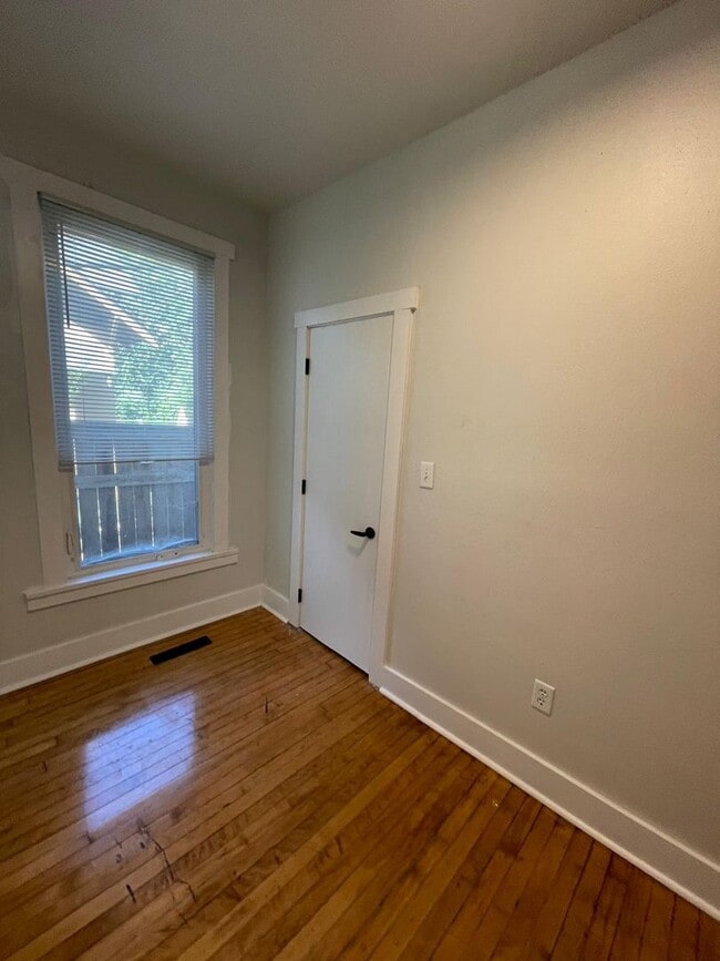 Building Photo - Your Ideal Living Space!