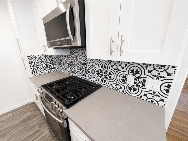Building Photo - Completely Remodeled Spanish Style Midtown Apartment! Air Conditioning!