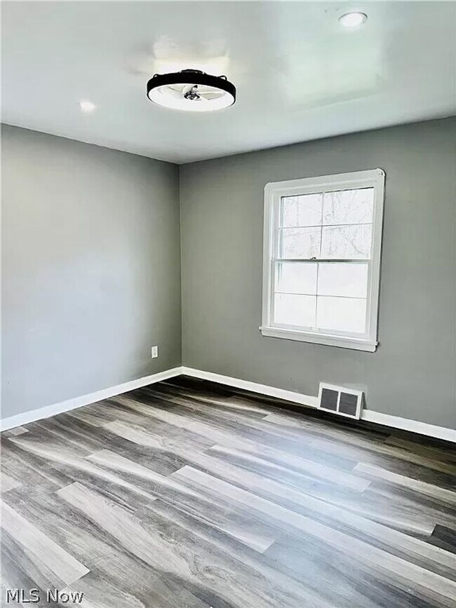 Building Photo - Lovely 4 Bedroom 1 Bathroom House in Cleveland