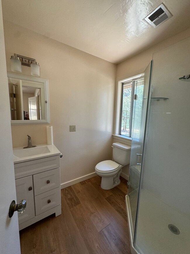 Building Photo - Cute Cottage just outside Nevada City- Pea...