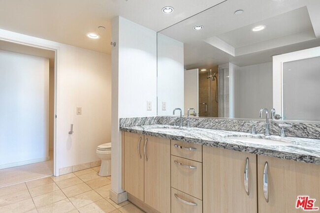 Building Photo - 13650 Marina Pointe Dr