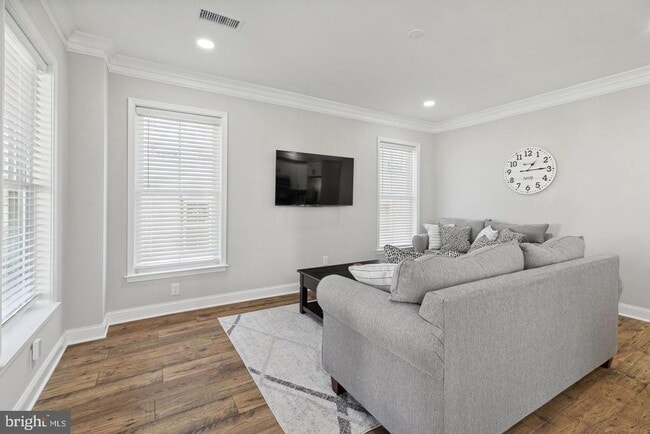 Building Photo - 36 Evergreen Ln