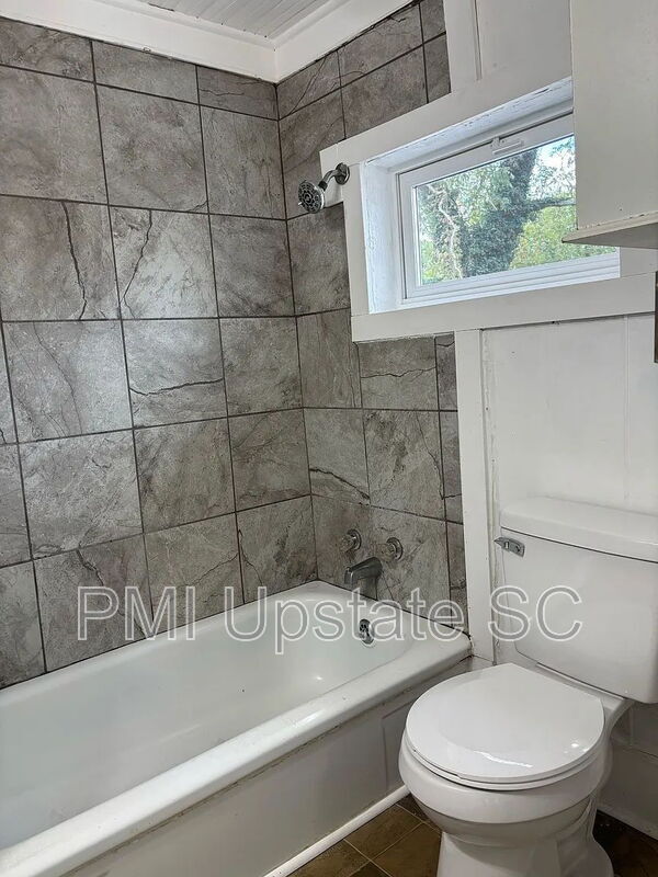 Building Photo - 10 E Main St