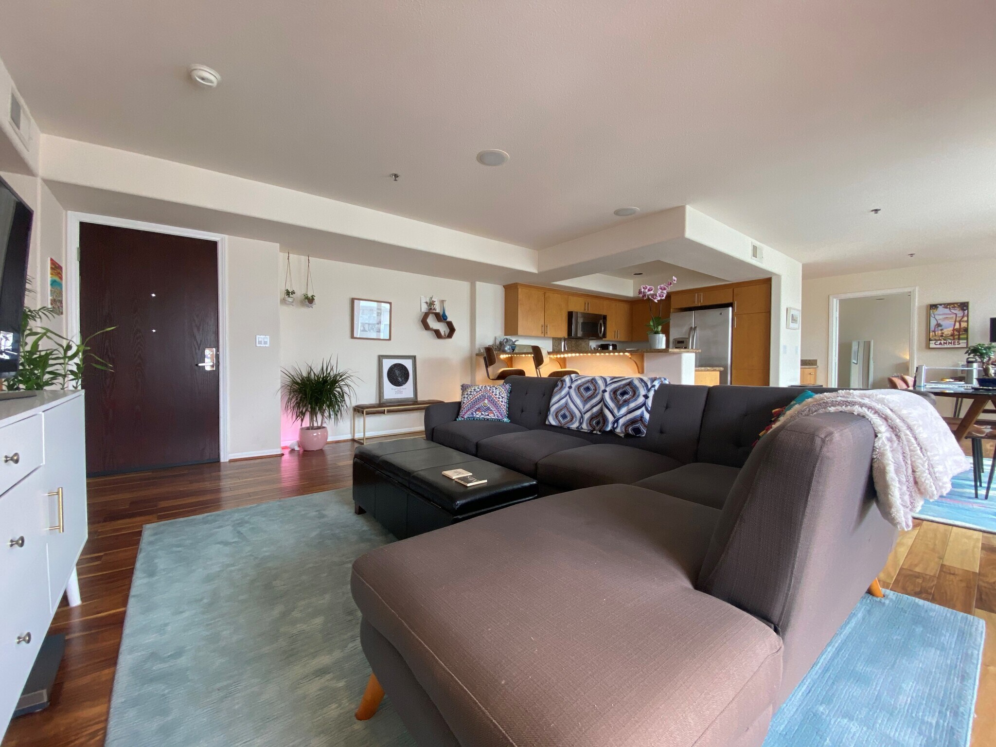 open concept living area - 924 Hornblend St