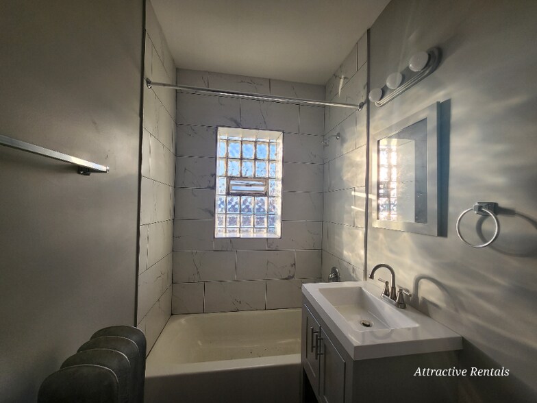Building Photo - 652 E 81st St